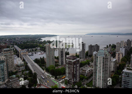Vue aérienne du centre-ville d'édifices de la ville donnant sur l'océan pendant un temps couvert nuageux. Prises à Vancouver, BC, Canada. Banque D'Images