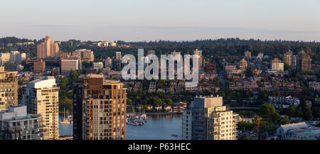 Vue panoramique aérienne de maisons résidentielles et bâtiments autour de False Creek pendant un coucher de soleil. Prises dans le centre-ville de Vancouver, British Columbia, Ca Banque D'Images