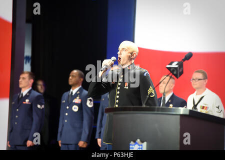 Le personnel de l'armée américaine le Sgt. Ian Bowling, U.S. Army Field Band, chante l'hymne national, sur scène, au cours de la première journée de la NFL Draft à Chicago, le 28 avril 2016. Les membres du service, de chaque direction de service, a participé à la cérémonie d'ouverture des trois jours de l'événement projet d'inclure la réserve de l'Armée de soutenir le 85e commandement qui a présenté les couleurs durant l'hymne national. (U.S. Photo de l'armée par la CPS. David Lietz/libérés) Banque D'Images