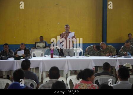 Le maire adjoint Pablo parle Pocheco Cocodes locales à des environs à propos de l'avenir de l'état de préparation de l'exercice médical dans le cadre de l'opération au-delà de l'Horizon à San Pablo, Guatemala, le 29 avril 2016. Task Force Red Wolf et de l'Armée mène du sud de l'aide civile humanitaire Formation pour inclure les projets de construction au niveau tactique et de préparation d'exercices de formation médicale médicale fournissant l'accès et la création d'écoles au Guatemala avec le Gouvernement guatémaltèque et les organismes non gouvernementaux à partir de 05MAR16 à 18JUN16 afin d'améliorer la préparation aux missions des forces armées des Etats-Unis et de fournir un las Banque D'Images