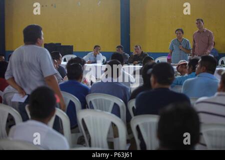 Le maire adjoint Pablo parle Pocheco Cocodes locales à des environs à propos de l'avenir de l'état de préparation de l'exercice médical dans le cadre de l'opération au-delà de l'Horizon à San Pablo, Guatemala, le 29 avril 2016. Task Force Red Wolf et de l'Armée mène du sud de l'aide civile humanitaire Formation pour inclure les projets de construction au niveau tactique et de préparation d'exercices de formation médicale médicale fournissant l'accès et la création d'écoles au Guatemala avec le Gouvernement guatémaltèque et les organismes non gouvernementaux à partir de 05MAR16 à 18JUN16 afin d'améliorer la préparation aux missions des forces armées des Etats-Unis et de fournir un las Banque D'Images