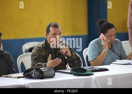 Le Lieutenant-colonel des forces armées guatémaltèques Gomez parle à la Cocodes locaux sur ce qui sera fait à l'exercice de préparation médicale dans le cadre de l'opération au-delà de l'Horizon à San Pablo, Guatemala, le 29 avril 2016. Task Force Red Wolf et de l'Armée mène du sud de l'aide civile humanitaire Formation pour inclure les projets de construction au niveau tactique et de préparation d'exercices de formation médicale médicale fournissant l'accès et la création d'écoles au Guatemala avec le Gouvernement guatémaltèque et les organismes non gouvernementaux à partir de 05MAR16 à 18JUN16 afin d'améliorer la préparation aux missions des forces armées des Etats-Unis et de fournir un témoignage durable Banque D'Images