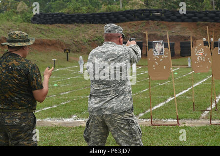 COATEPEQUE, Guatemala - Arkansas National Guard Master Sgt. Sammy Koons, 675e bataillon du génie de l'avant Support Société surintendant, tire un pistolet Berreta M9 sur une cible dans le cadre d'une journée pour le moral des officiers de l'armée guatémaltèque le 28 avril 2016 lors de l'exercice AU-DELÀ DE L'HORIZON 2016 AU GUATEMALA. Koons a terminé sixième place dans le concours de tir. (U.S. Photo de l'Armée de l'air par la Haute Airman Dillon Davis/libérés) Banque D'Images