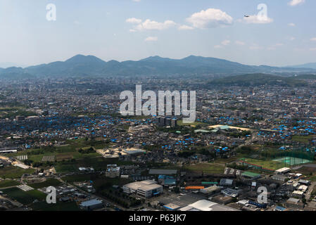 Une bâche bleue, symbole de bâtiments détruits par les tremblements de terre, parsèment le paysage dans la ville de Kumamoto, Japon, le 29 avril 2016. Le 14 avril une magnitude 6,5 séisme a frappé la région de Kumamoto causant des dommages à l'infrastructure, les blessures et la mort. Le 16 avril un second séisme de magnitude 7,3 a frappé l'origine de la dévastation de la région plus. (U.S. Photo de l'Armée de l'air par le sergent. Michael Smith/libérés) Banque D'Images