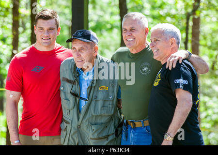 Les membres de la famille de David E. Grange Jr. posent pour une photographie à Fort Benning, en Géorgie, le 17 avril 2016, lors de la 33e compétition annuelle du meilleur Ranger. L’événement de trois jours teste les compétences physiques, mentales et tactiques des concurrents des Rangers par le biais de parcours d’obstacles, d’opérations d’hélicoptère et d’exercices sur le terrain. Le soutien de l’aviation de l’Armée de terre et la Brigade d’entraînement aéroportée et des Rangers assurent la coordination opérationnelle tout en soulignant l’héritage de l’entraînement des Rangers et les contributions de l’Armée de terre dans le développement d’opérateurs tactiques d’élite. Banque D'Images