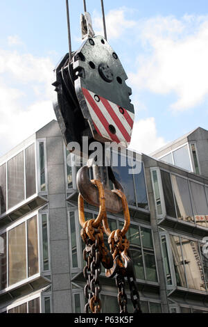 Bloc de levage crane montrant deux chaînes accroché sur. Banque D'Images