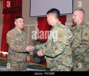 BAUMHOLDER, Allemagne - Le Lieutenant-colonel Bryan Love (centre) donne le s., Brian Mcclreless, fusion-sous-officier responsable, 4e Division d'infanterie, jeton de poker pour son travail la mise en place de l'Intelligence Roc foret avec la Rhénanie Community Club, le 20 avril 2016. Le RDC exercice était un événement de deux jours pour les professionnels du renseignement militaire au sein de l'armée américaine en Europe et dans d'autres endroits pour synchroniser les efforts de collecte de renseignements. (U.S. Le sergent-major de l'armée. Diandra J. Harrell/4ème Inf. Div. MC ) Banque D'Images