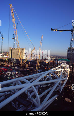 Le stade de Wembley à Londres : l'entrelacement des tubes d'acier de la signature arch, construite sur le terrain par Cleveland Bridge (withmain litiges avant de contr Banque D'Images