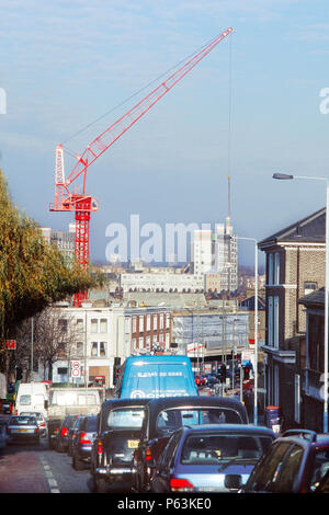 De flèche relevable grue a tour sur un projet de logement dans une rue animée de Clapham Londres Banque D'Images