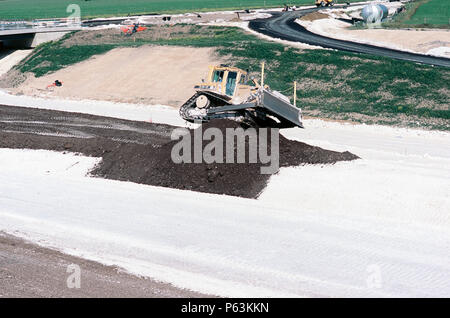 Déménagement nivelage sur la couche arable, la formation. Dérivation de Baldock, sur l'A505, Hertfordshire, Angleterre. La nouvelle voie de contournement impliqués de plus d'un million de mètres cubes de Banque D'Images