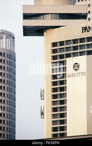 Remontées mécaniques externes sur l'hôtel Pan Pacific à Singapour Banque D'Images