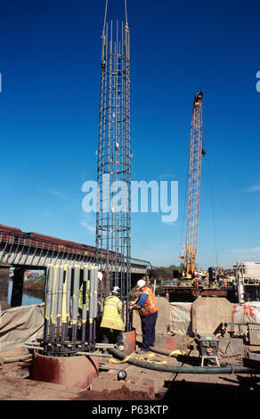 La descente d'une cage de renfort dans un pieu foré sur un bridge foundation pour un projet à Teeside, UK Banque D'Images