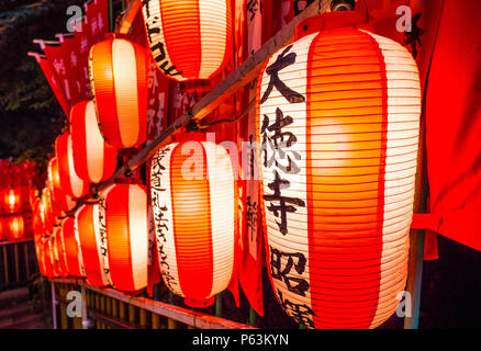 Lanternes de papier japonais dans un temple bouddhiste ou Shinto Shrine - TOKYO / JAPON - 12 JUIN 2018 Banque D'Images