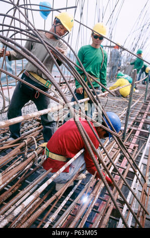 Renfort de soudure pour la plate-forme de bétonnage sur les deux chaînes du séjour des ponts, Mega Bridge, Bangkok, Thaïlande Banque D'Images