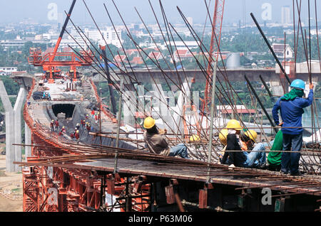 Renfort de fixation pour la plate-forme de bétonnage sur les deux ponts du séjour, Mega Bridge, Bangkok, Thaïlande Banque D'Images