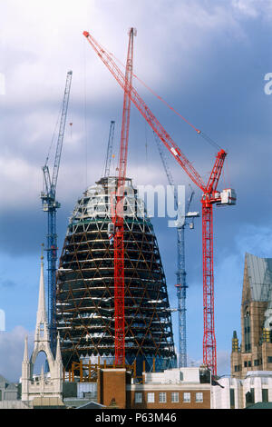 Le Gherkin (Swiss Re) Siège au cours de la construction, ville de Londres, Royaume-Uni. Conçu par Sir Norman Foster et partenaires. Banque D'Images