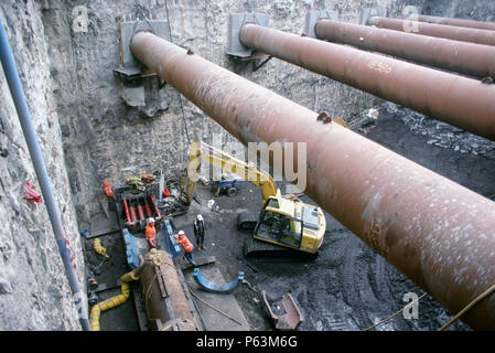 Tubulaire en acier énorme soutien struts une excavation profonde sur le Dublin Port Tunnel fonctionne en Irlande Banque D'Images