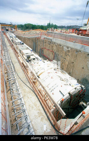 Tunnel boring machine et suivre le train en voie d'assemblage complet dans une entrée de la fosse d'un tunnel sur le métro de Los Angeles, USA Banque D'Images