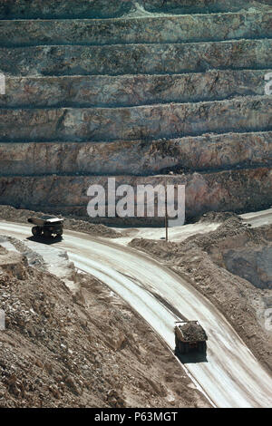 Camions passant dans un gigantesque fosse à ciel ouvert mine à Nevada USA Banque D'Images