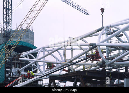 Le stade de Wembley à Londres : l'entrelacement des tubes d'acier de la signature arch, construite sur le terrain par Cleveland Bridge (withmain litiges avant de contr Banque D'Images