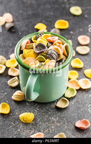 Arc-en-ciel italienne pâtes en tasse. Banque D'Images