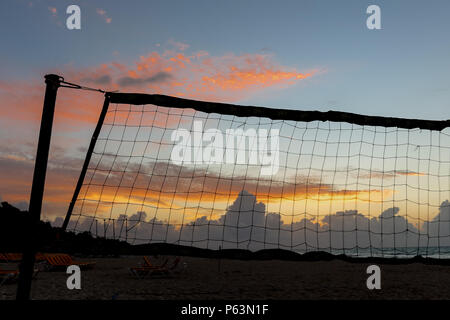 Filet de volley-ball au lever du soleil avec un ciel coloré et plage vide Banque D'Images