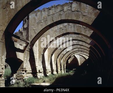 RUINAS DEL DOMITORIO VILLE DE 'DUEÑAS' - ARCOS DE MEDIO PUNTO LIGERAMENTE APUNTADOS - SIGLO XII. Lieu : MONASTÈRE DE SANTA MARIA, VILLANUEVA DE SIGENA, HUESCA. Banque D'Images