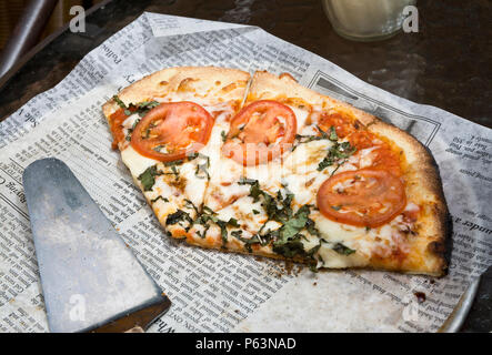 Tranches de délicieux margherita à croûte mince pizza au feu de bois du restaurant de l'Hotel Galiano sur l'île Galiano, en Colombie-Britannique, Canada. Banque D'Images