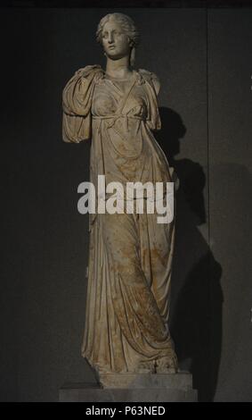 Statue colossale romaine d'une déesse. 138-161 AD. La tête est plus tard. En. À partir de l'Égypte. Le Neues Museum (nouveau musée). Berlin. L'Allemagne. Banque D'Images