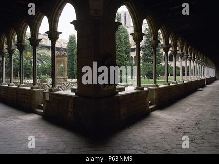 ARTE GOTICO. ESPAÑA. Monastère de Pedralbes. Comunidad de monjas clarisas, fundado por Elisenda de Montcada en 1325. Vista de la Galeria del Claustro inférieure (siglo XIV), formada por OJIVALES ARCOS. Barcelone. Cataluña. Banque D'Images