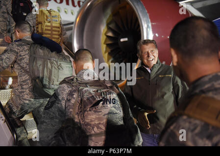 Aviateurs de l'Ohio Air National Guard's 124e Escadre de chasse, dire au revoir à la famille, les amis et les visiteurs de marque sur la ligne de vol à Gowen Field en préparation pour le déploiement le 12 avril 2016. Gouverneur C.L. "Butch" Otter aviateurs souhaite un adieu comme ils partent mardi soir. La plupart des membres de la garde de déploiement sera au Moyen-Orient inhérent de l'opération de détermination. (U.S. Air National Guard photo par le Sgt. Becky Vanshur/libérés) Banque D'Images