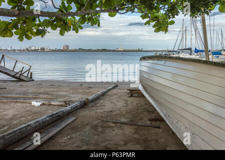 Front de mer, à proximité du centre-ville brésilienne d'Itajai jusqu'à la côte Banque D'Images