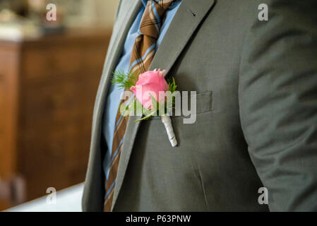 Boutonnière en forme de costume de mariage rose sur du marié Banque D'Images