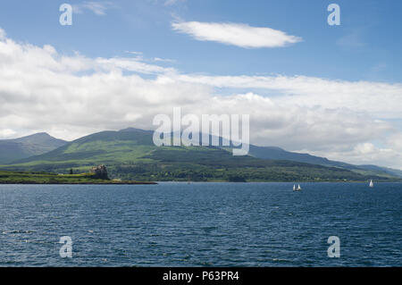 L'île de Mull panoramique vu de la mer, avec Duart Castle, sur la gauche - Ecosse, Grande-Bretagne Banque D'Images