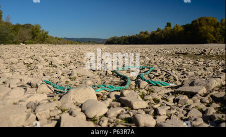 La rivière à sec sur une belle journée d'automne avec les arbres visibles et brisé la corde turquoise. Rhin en Allemagne. Banque D'Images