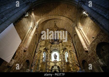 Eglise DE SAN VICENTE. INTERIORES. Le maire de l'autel. Banque D'Images