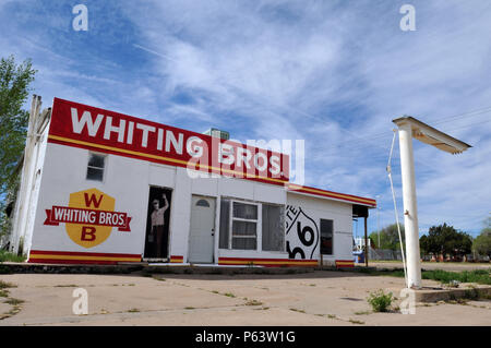 Une vieille station d'essence un sport Whiting Frères murale, partie d'un projet de restauration et d'art public dans la ville de Route 66 Tucumcari, New Mexico. Banque D'Images