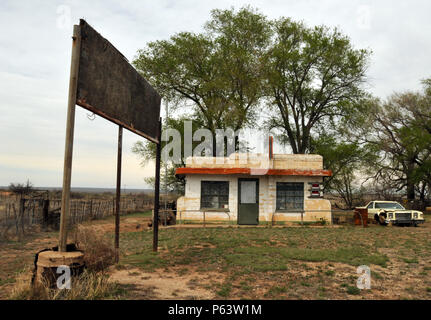 Une voiture abandonnée est située à proximité de la ferme peu Juarez Cafe de l'Itinéraire 66 ville fantôme de Glenrio, qui siège au Texas - ligne de l'état du Nouveau Mexique. Banque D'Images