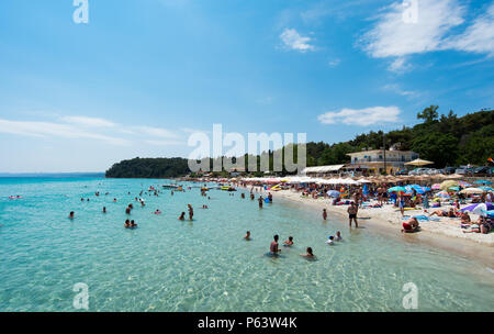 Chaniotis, Grèce - 23 juin 2018 : Popullar ville de Chaniotis beach Kassandra en Chalcidique, avec beaucoup de touristes profitant de la journée ensoleillée Banque D'Images