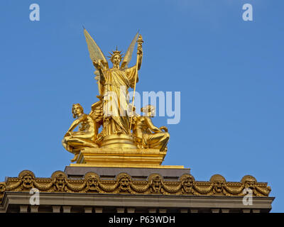 Statue en or de la poésie sur le dessus de la palais Garnier, Opéra de Paris par Charles Gumery, France Banque D'Images