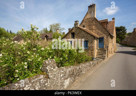 Une vieille maison traditionnelle dans la région de Saint-Ceneri-le-Gerei, Normandie, France. Banque D'Images