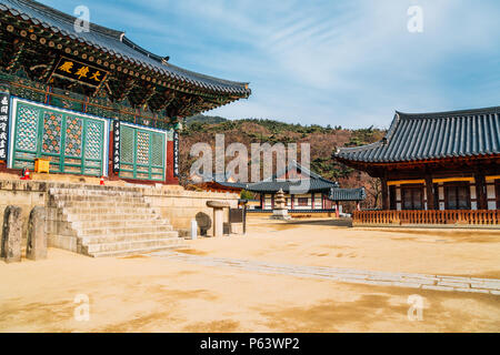 Dans l'architecture traditionnelle coréenne temple Donghwasa, Daegu, Corée Banque D'Images