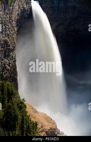 Helmcken Falls est une cascade de 141 m sur la rivière Murtle au sein du parc provincial Wells Gray en Colombie-Britannique, Canada. Helmcken Falls est la quatrième la Banque D'Images