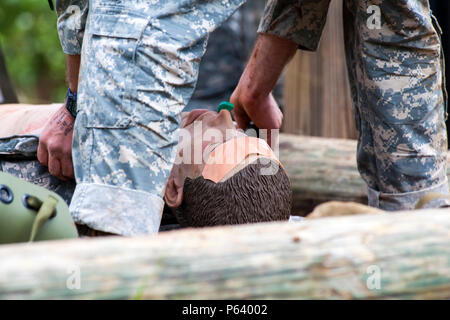 U.S. Army Rangers 1er lieutenant Eric Seidel et le sergent. Carlos Mercado, de la 82e Division aéroportée, traiter une victime simulée au cours de la meilleure concurrence 2016 Rangers, à Fort Benning, Géorgie, le 16 avril 2016. La 33e Conférence David E. Grange Jr. meilleure concurrence Ranger 2016 est un événement de trois jours, composé de défis pour tester concurrent physique, mental, et les capacités techniques. (U.S. Photo de l'armée par le sergent. Justin P. Morelli / relâché) Banque D'Images