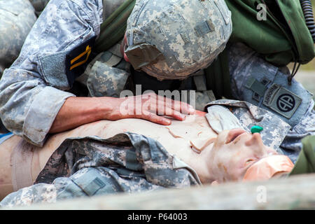 Le sergent des Rangers de l'armée américaine. Carlos Mercado, de la 82e Division aéroportée, les chèques pour la respiration sur une victime simulée au cours de la meilleure concurrence 2016 Rangers, à Fort Benning, Géorgie, le 16 avril 2016. La 33e Conférence David E. Grange Jr. meilleure concurrence Ranger 2016 est un événement de trois jours, composé de défis pour tester concurrent physique, mental, et les capacités techniques. (U.S. Photo de l'armée par le sergent. Justin P. Morelli / relâché) Banque D'Images