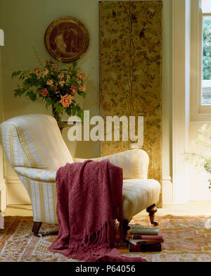 Magenta jeter sur yellowstriped confortable fauteuil en pays salon fauteuil Banque D'Images