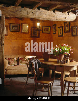 Vintage table et chaises en pin cottage sombre salle à manger avec grande poutre rustique en bois au plafond