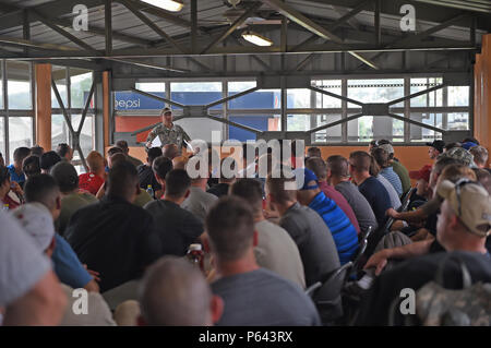 COATEPEQUE, Guatemala - La Garde nationale de l'Arkansas le capitaine George Newell, l'exercice, le maire parle d'arriver aviateurs et soldats à partir de plusieurs unités au cours d'une séance d'information le 24 avril 2016 lors de l'exercice AU-DELÀ DE L'HORIZON. Newell a informé les membres du service où tous les services publics sont situés et sur certains des dangers locaux et des dangers météorologiques. (U.S. Photo de l'Armée de l'air par la Haute Airman Dillon Davis/libérés) Banque D'Images