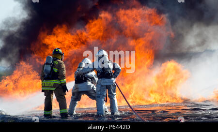 De Sauvetage et de lutte contre les incendies d'aéronefs, marines et expéditionnaire des Marines de sauvetage et d'extinction d'un feu ardent combat lors d'un exercice d'entraînement au Marine Corps Air Station Cherry Point, N.C., 21 juin 2018. L'exercice a une expérience de Marines le genre de lutte contre les incendies au cours de leur carrière. Les Marines de SLIA sont affectés aux MCAS Cherry Point et de l'EFR Marines sont affectés à l'Escadron de soutien de l'aile Marine Marine 274, groupe d'appui de l'escadre 27, 2nd Marine Aircraft Wing. (U.S. Marine Corps photo de LCpl. Andrew King/ libéré) Banque D'Images