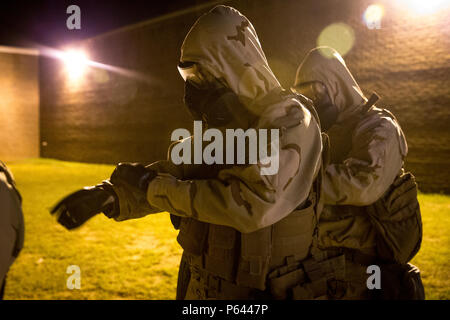 Les Marines américains, avec des armes chimiques, biologiques, radiologiques et nucléaires (CBRN), peloton du bataillon de l'Administration centrale, 1 Division de marines, la sécurité axée sur la mission de la posture de protection niveau quatre au cours de la notion de monde réel cours Opérations CBRN au Guardian Centres en Perry, Géorgie, le 19 juin 2018. Cette formation a été menée pour améliorer et affiner la conduite de l'exploitation des sites sensibles, qui prend en charge le cycle de décision du commandant et maintient son élan pendant les opérations de combat. (U.S. Marine Corps photo par le Cpl. Joseph Prado) Banque D'Images